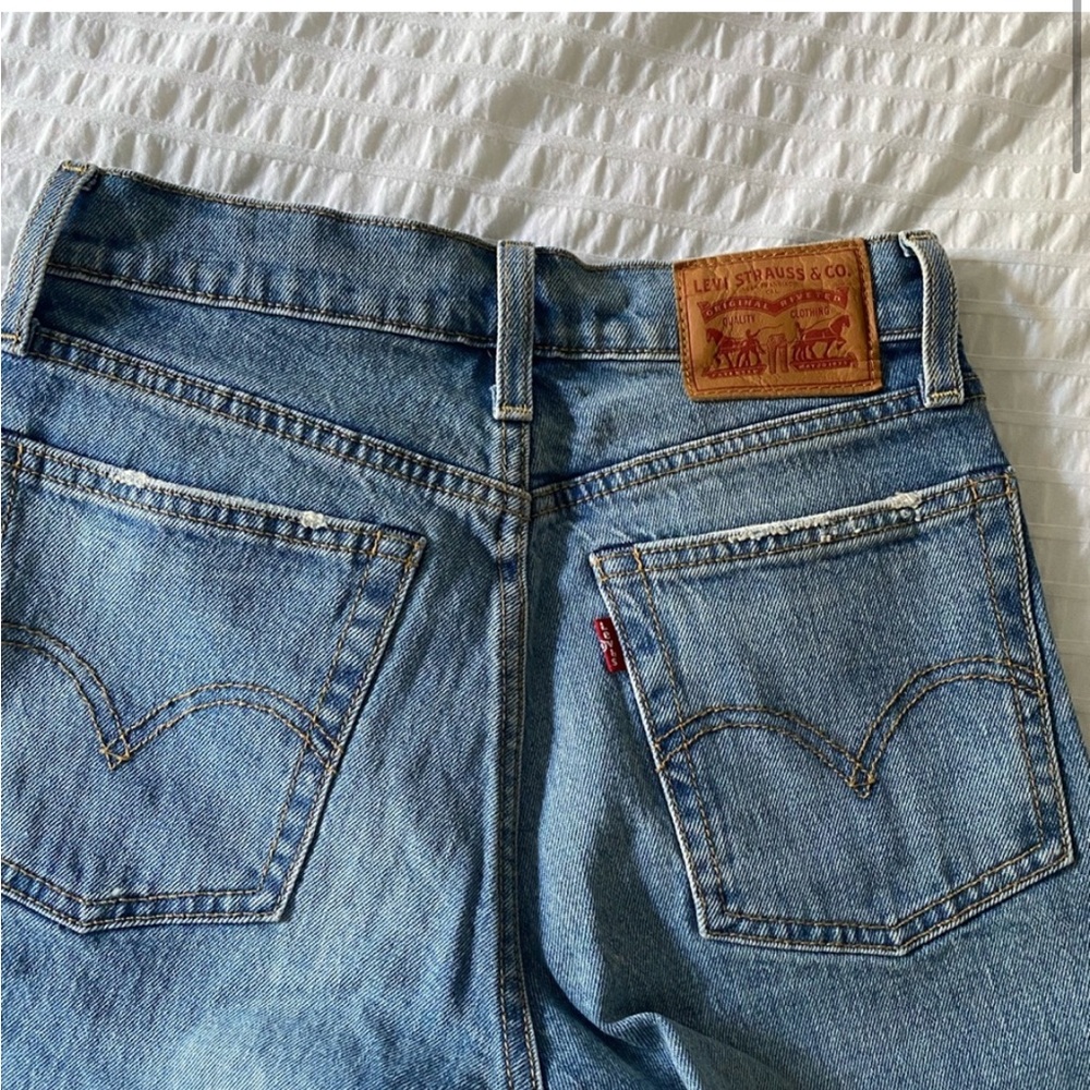 NEVER WORN LEVI STRAIGHT LEG JEAN